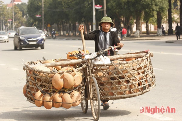 Bán rong nồi đất (ảnh chụp trên đường Trường Thi, TP, Vinh).