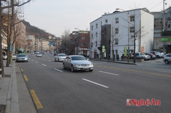 Đường phố ở Thủ đô Seoul sạch sẽ, thoáng đãng.