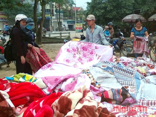 Hàng chăn, ga gối bán rong tại xã Diễn Thịnh (Diễn Châu).