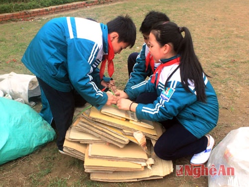 Học sinh Trường THCS Quang Trung hào hứng tham gia tiết kiệm sinh thái.