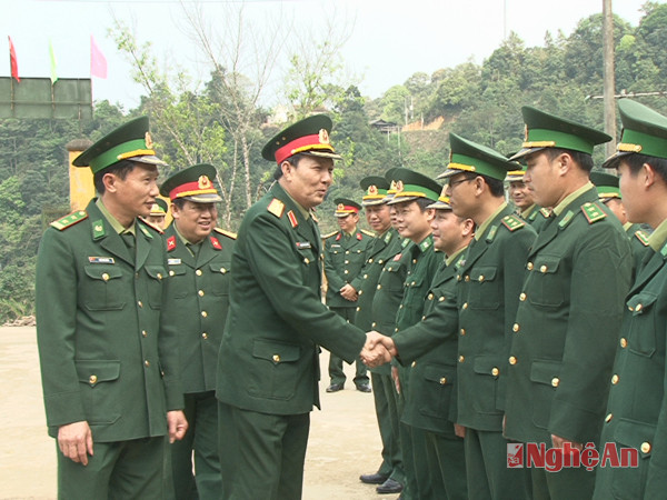 Trung tướng Nguyễn Hữu Cường thăm hỏi, động viên cán bộ, chiến sỹ Đồn Biên phòng Na Ngoi.