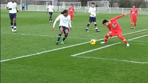 U19 Việt Nam (áo đỏ) đã thua đậm trước U19 Tottenham