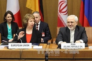 Cao ủy phụ trách chính sách đối ngoại và an ninh Liên minh châu Âu (EU) Catherine Ashton (thứ hai, trái) và Ngoại trưởng Iran Javad Mohammad Zarif (phải) tại cuộc đàm phán ở Vienna ngày 20/2. Ảnh: AFP