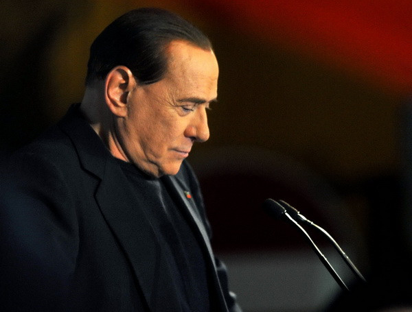 Ông Silvio Berlusconi phát biểu bên ngoài nhà riêng tại Rome sau khi bị loại khỏi Thượng viện ngày 27/11/2013. (Nguồn: AFP/TTXVN)