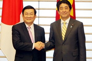 Chủ tịch nước Trương Tấn Sang hội đàm với Thủ tướng Nhật Bản Shinzo Abe ngày 18/3. (Ảnh: Nguyễn Khang/TTXVN)