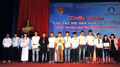 Trao 25 suất học bổng cho học sinh nghèo vượt khó.