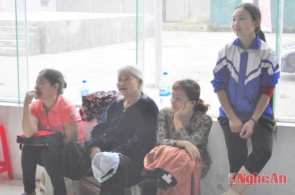 Một gia đình ba thế hệ đến cổ vũ cho VĐV bóng bàn.