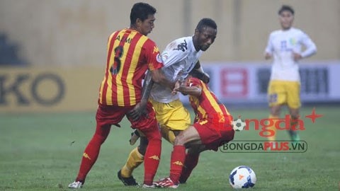 Một pha tranh bóng giữa Samson với cầu thủ của Selangor - Ảnh: Minh Tuấn