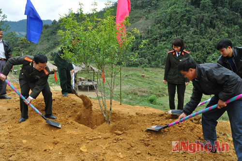 Các chi đoàn bạn trồng cây lưu niệm tại làng.