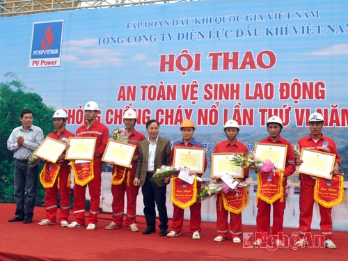 Lãnh đạo Tổng Công ty Điện lực Dầu khí Việt Nam trao tặng cờ, bằng khen cho các đội tham gia Hội thao.