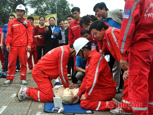 VĐV đội Công ty CP thủy điện Hủa Na tham gia thi đấu nội dung cứu người bị tai nạn hóa chất, người bị điện giật,