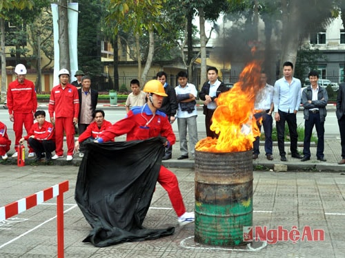 VĐV đội Công ty CP điện lực Dầu khí Cà Mau tham gia thi đấu nội dung Phòng cháy, chữa cháy