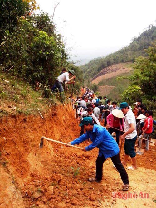 Rất đông đảo đoàn viên thanh niên tham gia mở đường bằng dụng cụ thô sơ