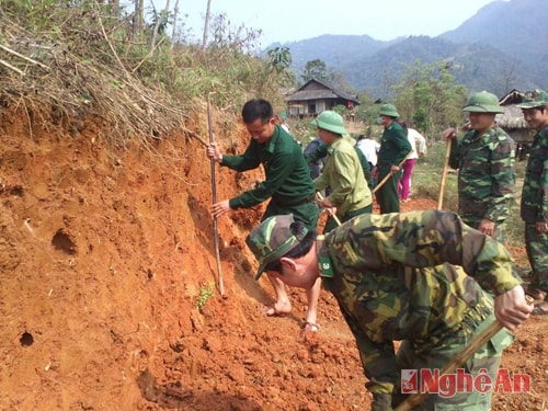 Sự tham gia tích cực của cán bộ, chiến sĩ Đồn Biên phòng Tri Lễ và các đơn vị vũ trang