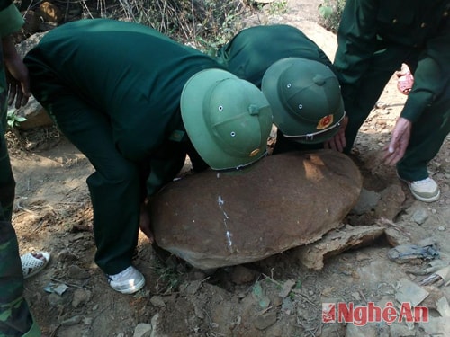 Có những đoạn phải bốc dỡ những khối đá lớn