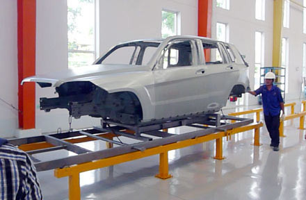 Lắp ráp xe tại nhà máy Mercedes Benz Việt Nam.
