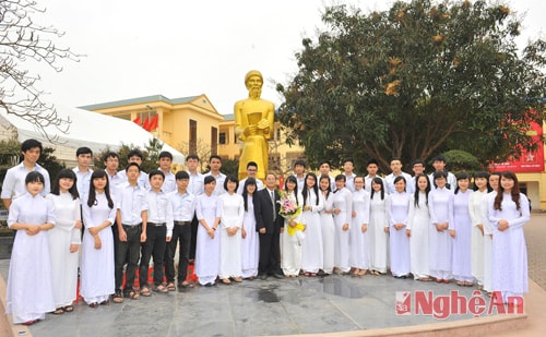 Thầy Hiệu trưởng với đội tuyển quốc gia Trường THPT chuyên Phan Bội Châu. Ảnh: Sỹ Minh