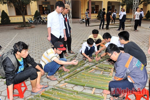 Học sinh chuẩn bị hội trại kỷ niệm ngày thành lập trường.Ảnh: Sỹ Minh
