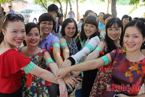 Cựu học sinh khóa 24 ngày gặp mặt. Ảnh: H.H