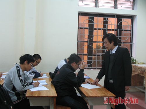 Thầy Trần Văn Nga tận tình chỉ dẫn học trò trong mỗi giờ lên lớp.