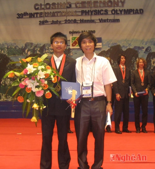 Thầy Trần Văn Nga (phải) và HS Nguyễn Tất Nghĩa - HCV Olympic Vật lý quốc tế năm 2007 - 2008.