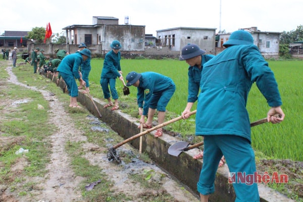 Can bộ, đoàn viên thanh niên Bộ CHQS tỉnh tham gia nạo vét kênh mương nội đồng ở xã Nghi Diên