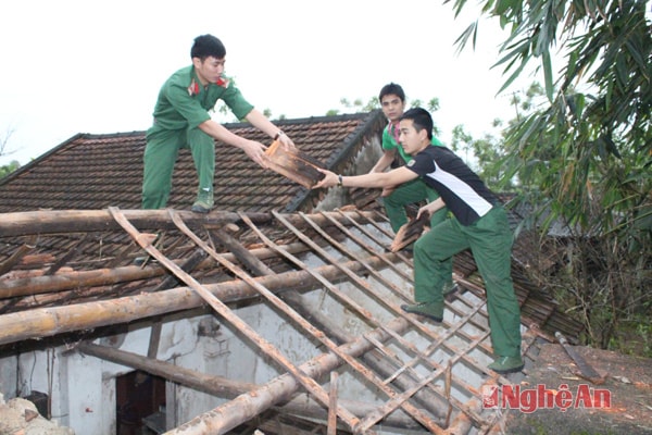 Đoàn viên thanh niên Bộ CHQS tỉnh sữa lại mái nhà cho cụ Hoàng Thị Nga (là vợ liệt sỹ) ở xóm 10, xã Nghi Long