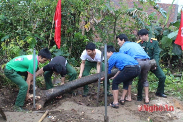 Cán bộ, đoàn viên thanh niên Bộ CHQS tỉnh và Đoàn xã Nghi Long giúp gia đình chính sách làm vườn.