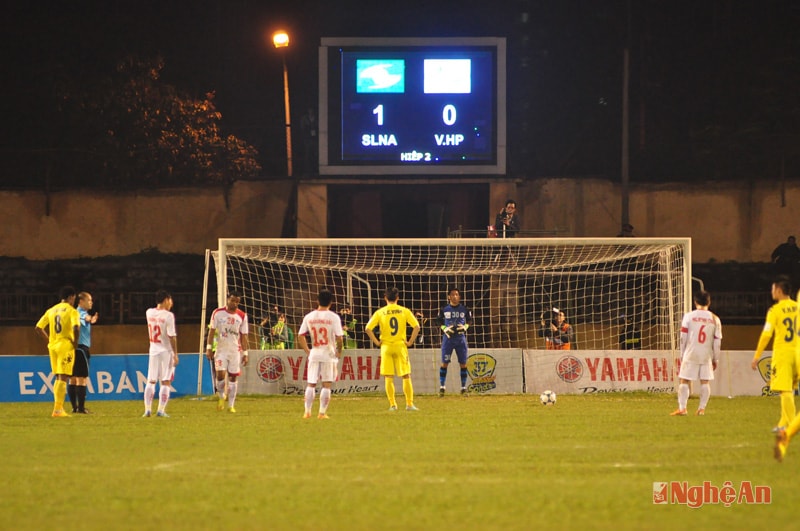 Trước chấm phạt đền, Lê Công Vinh có cơ hội ghi bàn thắng thứ 100 ở V.League.