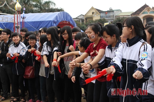 Đông đảo học sinh tham gia trò chơi trong ngày kỷ niệm