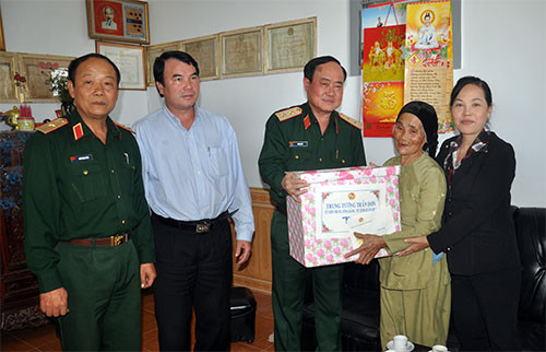 Lãnh đạo Bộ Tư lệnh Quân khu 7 tặng quà người có công với cách mạng trên địa bàn.