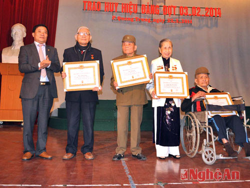 Đồng chí Võ Viết Thanh - Ủy viên BTV tỉnh ủy- Bí thư thành ủy Vinh trao tặng Huy hiệu 65 năm tuổi Đảng.