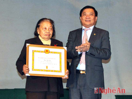 Bí thư thành ủy Vinh trao tặng Huy hiệu 60 năm tuổi Đảng.