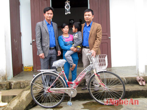 Đại diện chi đoàn cơ quan đảng, đoàn thể của huyện ủy tặng xe đạp cho em Đinh Trung Hải Đăng