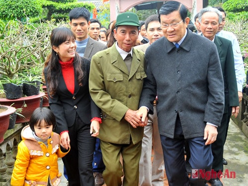Thăm gia đình thương binh làm kinh tế giỏi ở Nghi Liên
