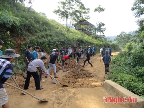 ĐVTN xã Nậm Giải (Quế Phong) đào đắp các đoạn sạt lở từ bản Tóng đến bản Piêng Lâng.  Ảnh: Văn Thi (Huyện đoàn Quế Phong)