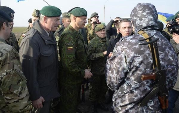 Nhóm quan sát viên quân sự OSCE bị chặn ở trạm kiểm soát lối vào Crimea hôm 7/3/2014. (Ảnh: AFP/TTXVN)