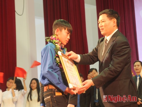 Trao giải thưởng Lý Tự Trọng cấp tỉnh 2014 cho em Nguyễn Văn Mạnh xã Quỳnh Lâm – Quỳnh Lưu có hành động dũng cảm cứu 2 em nhỏ đuối nước ngày 21/9/2013.