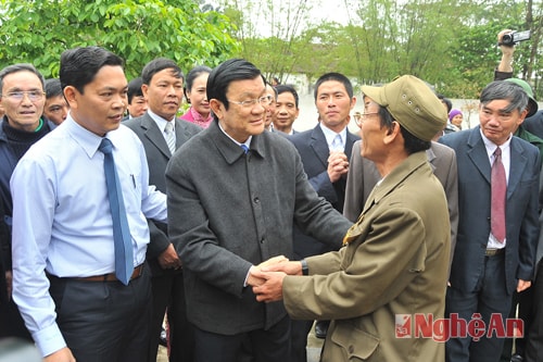 Đồng chí Trương Tấn Sang và lãnh đạo tỉnh thăm hộ thương binh làm kinh tế giỏi. Ảnh: SM