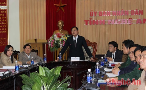 Đại tá Nguyễn Hữu Cầu - Phó Giám đốc Công an tỉnh trình bày tham luận tại hội nghị trực tuyến. Ảnh:  Nhật Lân