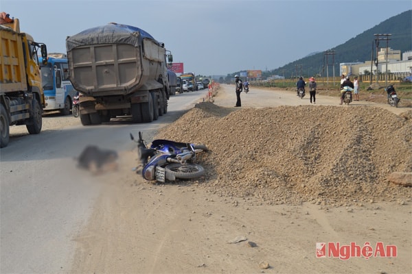 Vụ tai nạn xảy ra gây ách tắc cục bộ.