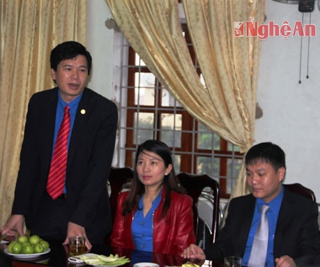 Đồng chí Nguyễn Đình Hùng - Bí thư Tỉnh đoàn phát biểu tiếp thu và thể hiện quyết tâm của thế hệ trẻ Nghệ An với các đồng chí lãnh đạo tỉnh