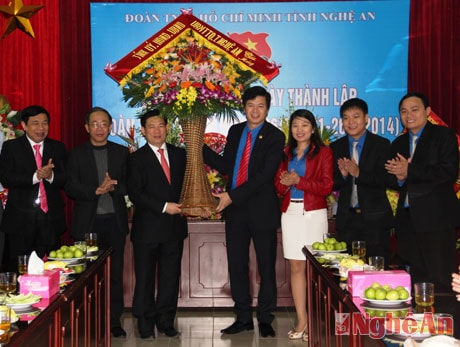 Các đồng chí trong Thường trực Tỉnh ủy tặng lẵng hoa chúc mừng Tỉnh đoàn nhân kỷ niệm 83 năm Ngày thành lập