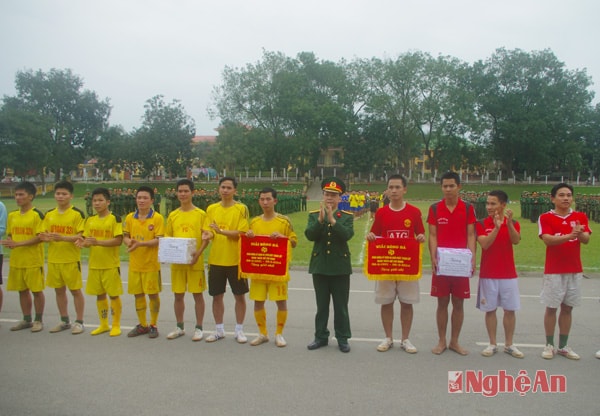 Đồng chí đại tá Nguyễn Văn Chính - Phó Chính ủy Sư đoàn tặng cờ và giải thưởng cho 2 đội đạt giải nhất và nhì.