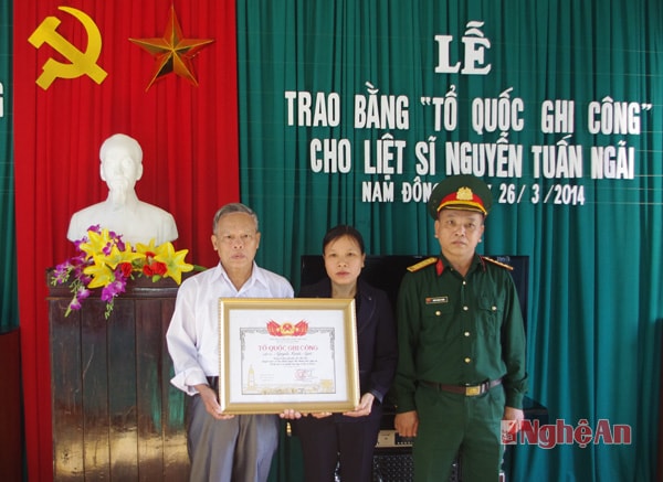 Đại tá Đoàn Ngọc Thiện – Phó Chủ nhiệm Chính trị Bộ CHQS tỉnh Thừa Thiên - Huế  thừa ủy quyền Thủ tướng Chính phủ trao bằng Tổ quốc ghi công cho thân nhân liệt sỹ Nguyễn Tuấn Ngãi.