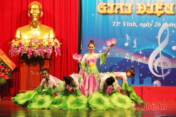Tiết mục “Hoa sen dâng Bác” của Đoàn trường Cao đẳng Văn hóa Nghệ thuật. Ảnh: Mạnh Cường