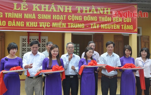 Cắt băng khánh thành và bàn giao nhà Văn hóa cộng đồng thôn Bến Củi, xã Phong Xuân, huyện Phong Điền