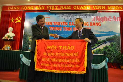 Trao cờ đăng khai Hội thảo năm 2015 cho Báo Đà Nẵng