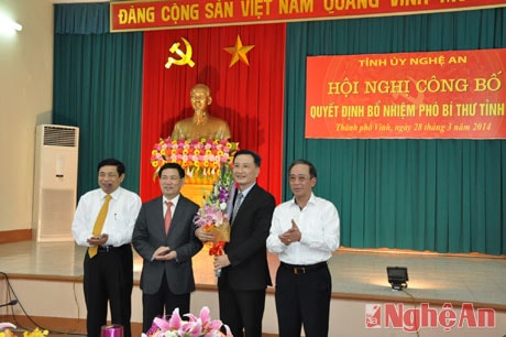 Các đồng chí lãnh đạo tỉnh chúc mừng đồng chí Lê Quang Huy