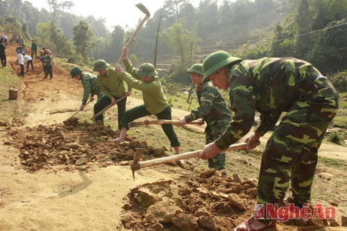 Chiến sỹ Đồn Biên phòng Nậm Càn giúp dân mở đường vào bản.